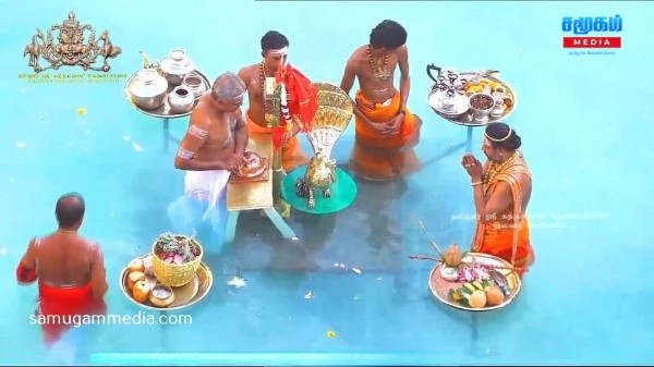 தீர்த்தமாடி அருட்காட்சி கொடுத்த நல்லூர்க் கந்தன்- பக்திப் பரவசத்தில் பக்தர்கள் கூட்டம்..! 